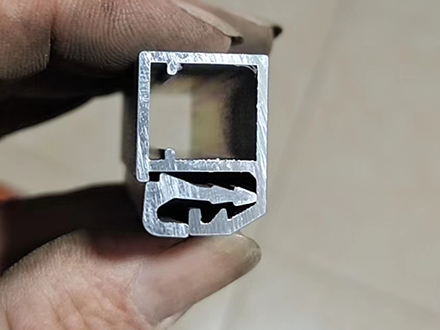 金鋼網(wǎng)紗窗